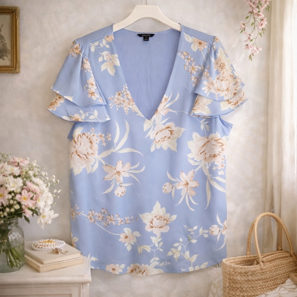 RW&CO Floral Blue V Neck Blouse Flutter Sleeve Romantic Top M